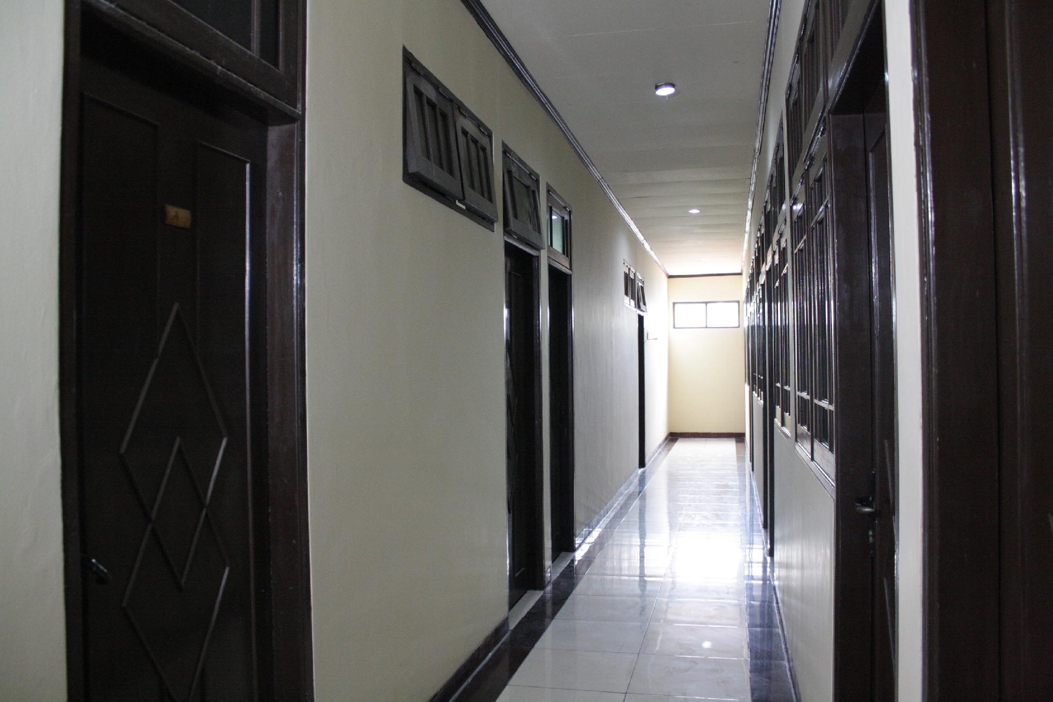 Vaccinated Staff - Oyo 181 Wisma Bintang จาการ์ตา ภายนอก รูปภาพ
